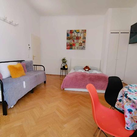 Central And Round 3 Minutes To City Shopping Center And Schoenbrunn Palace Vienna Esterno foto