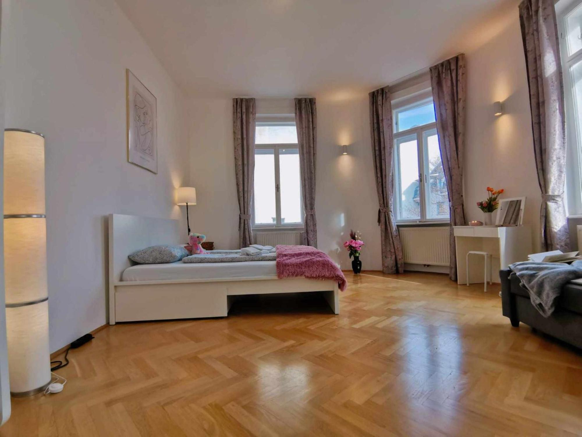 Central And Round 3 Minutes To City Shopping Center And Schoenbrunn Palace Vienna Esterno foto