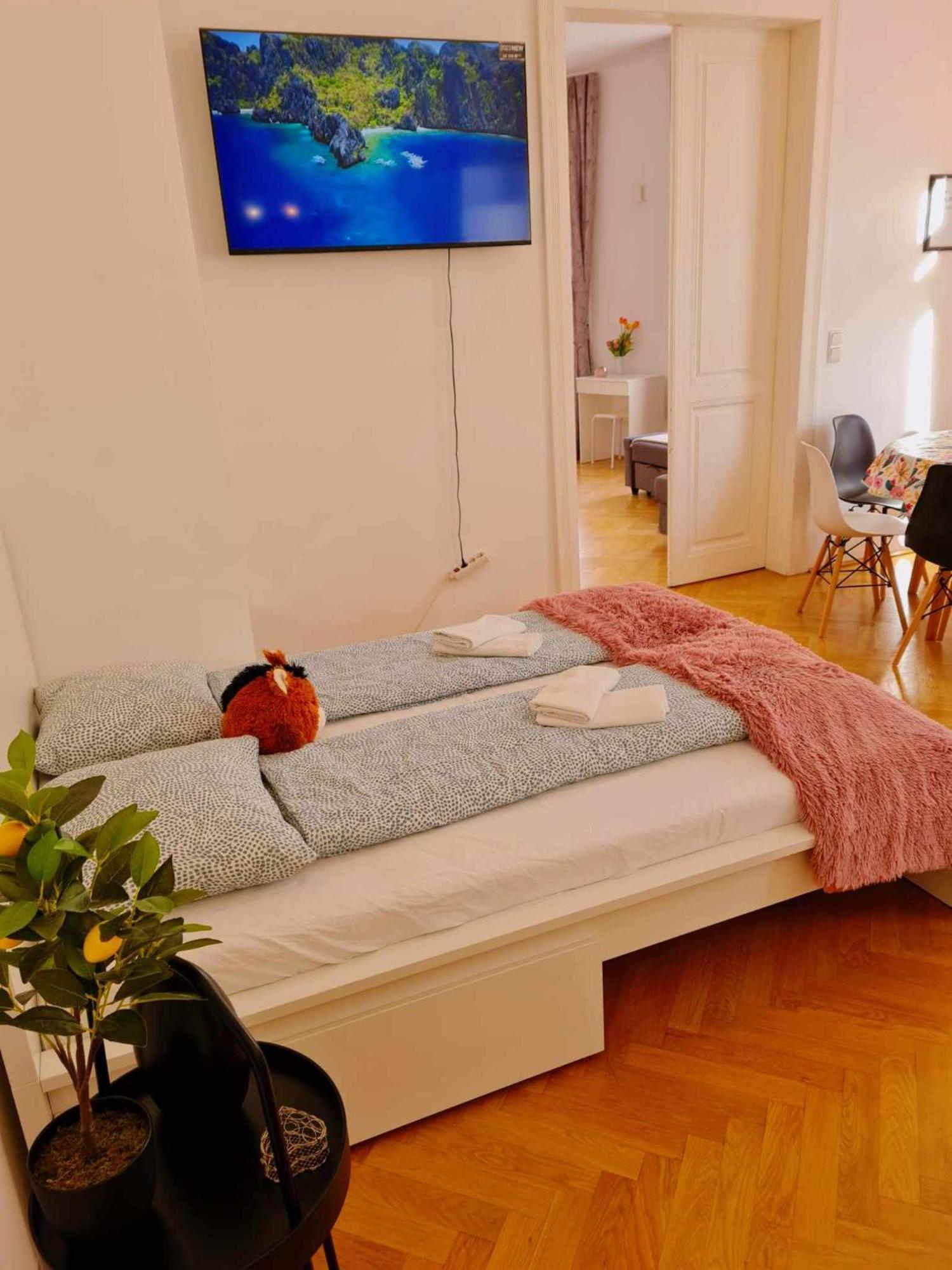 Central And Round 3 Minutes To City Shopping Center And Schoenbrunn Palace Vienna Esterno foto