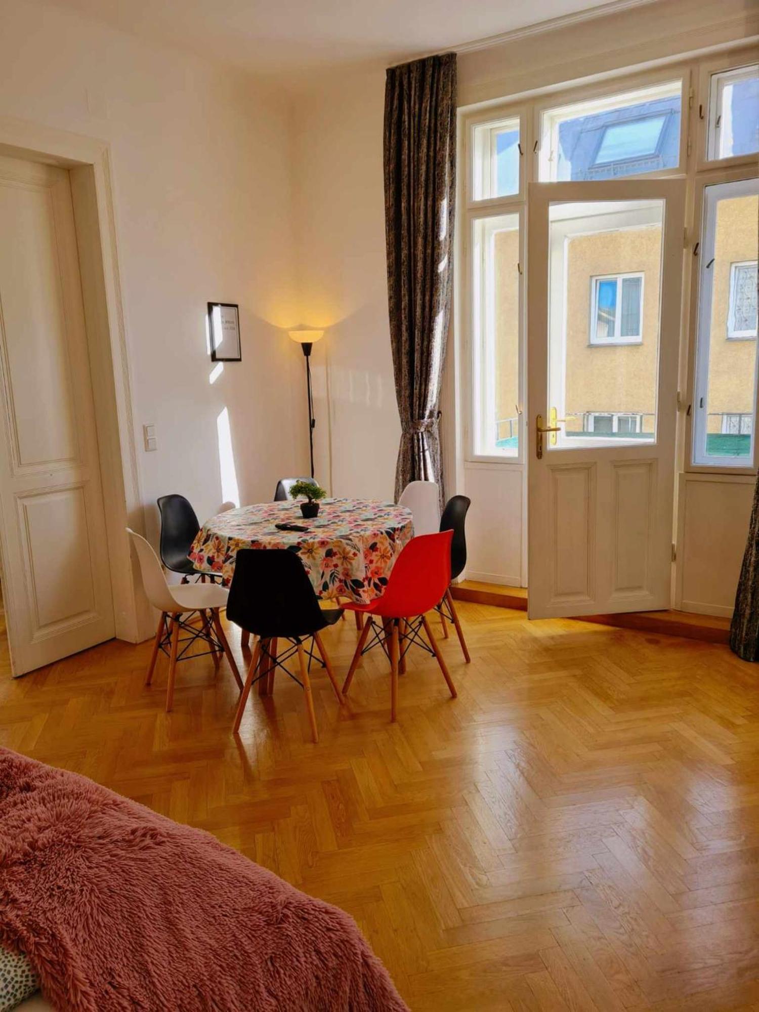 Central And Round 3 Minutes To City Shopping Center And Schoenbrunn Palace Vienna Esterno foto