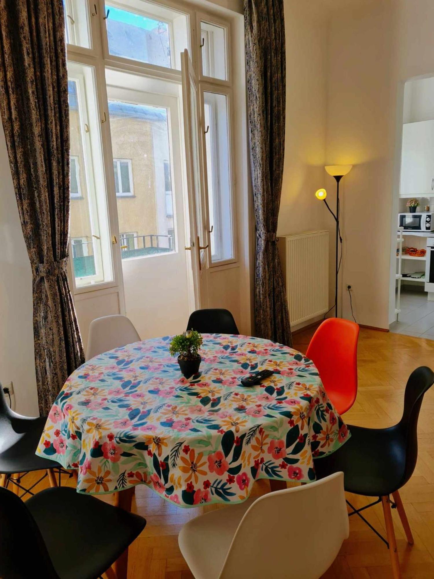 Central And Round 3 Minutes To City Shopping Center And Schoenbrunn Palace Vienna Esterno foto