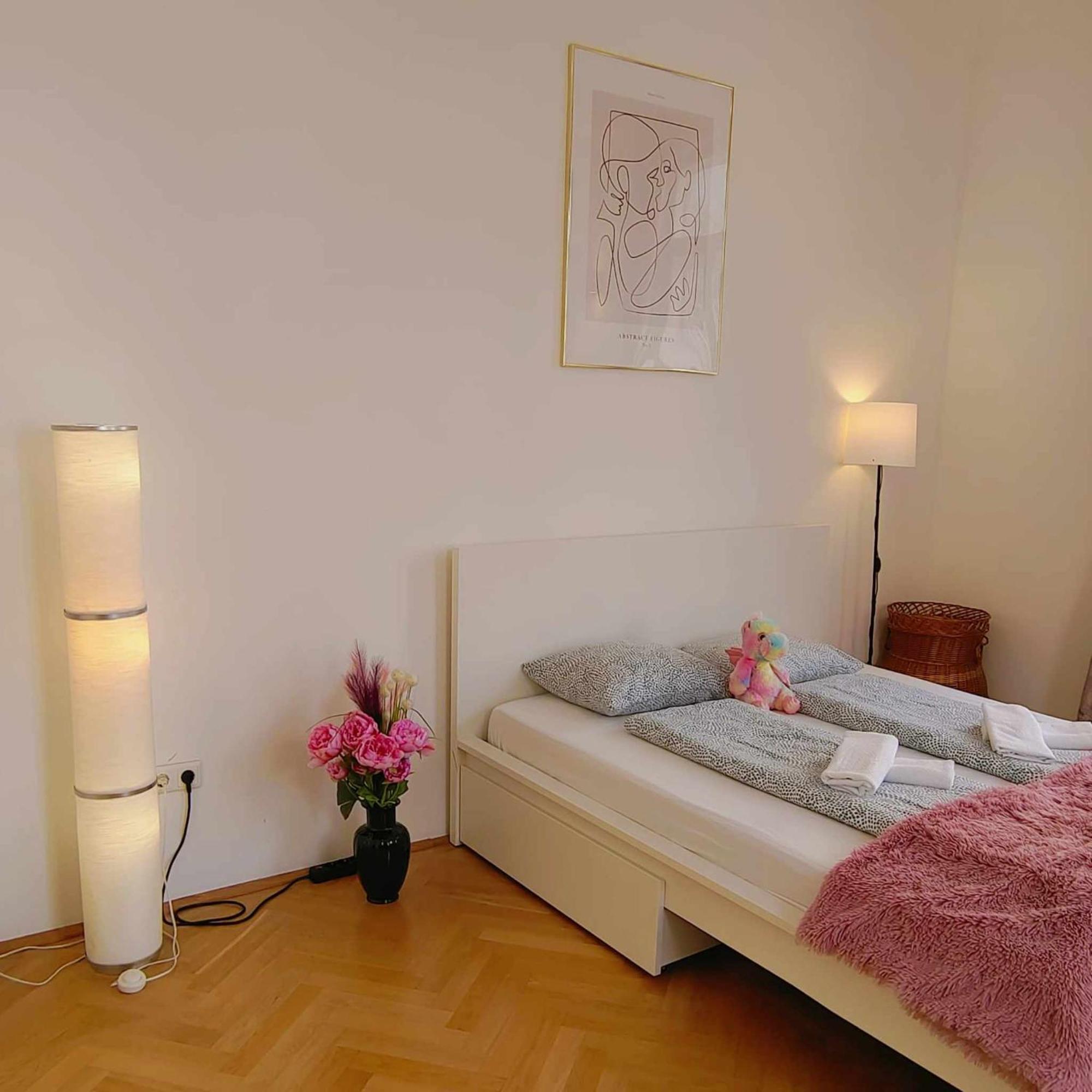 Central And Round 3 Minutes To City Shopping Center And Schoenbrunn Palace Vienna Esterno foto