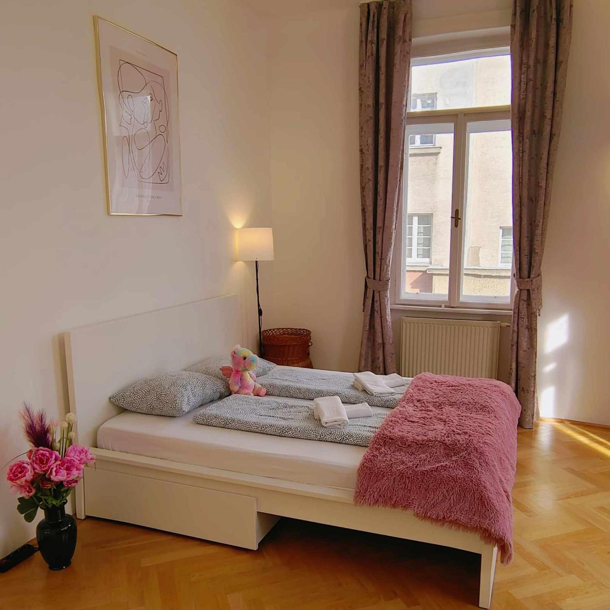 Central And Round 3 Minutes To City Shopping Center And Schoenbrunn Palace Vienna Esterno foto