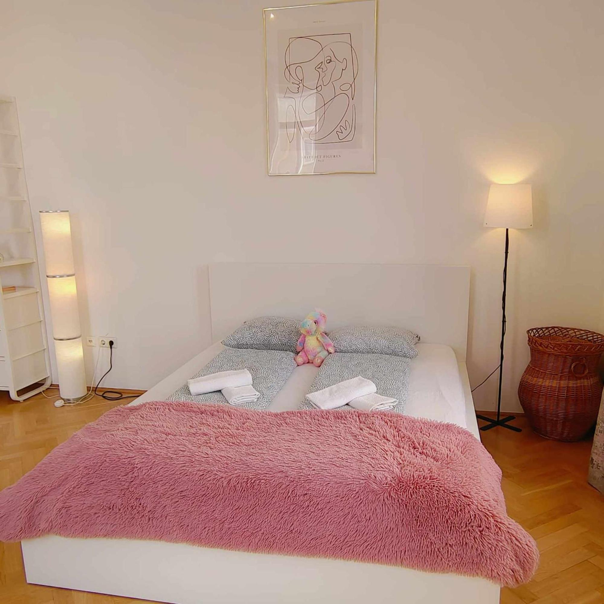 Central And Round 3 Minutes To City Shopping Center And Schoenbrunn Palace Vienna Esterno foto